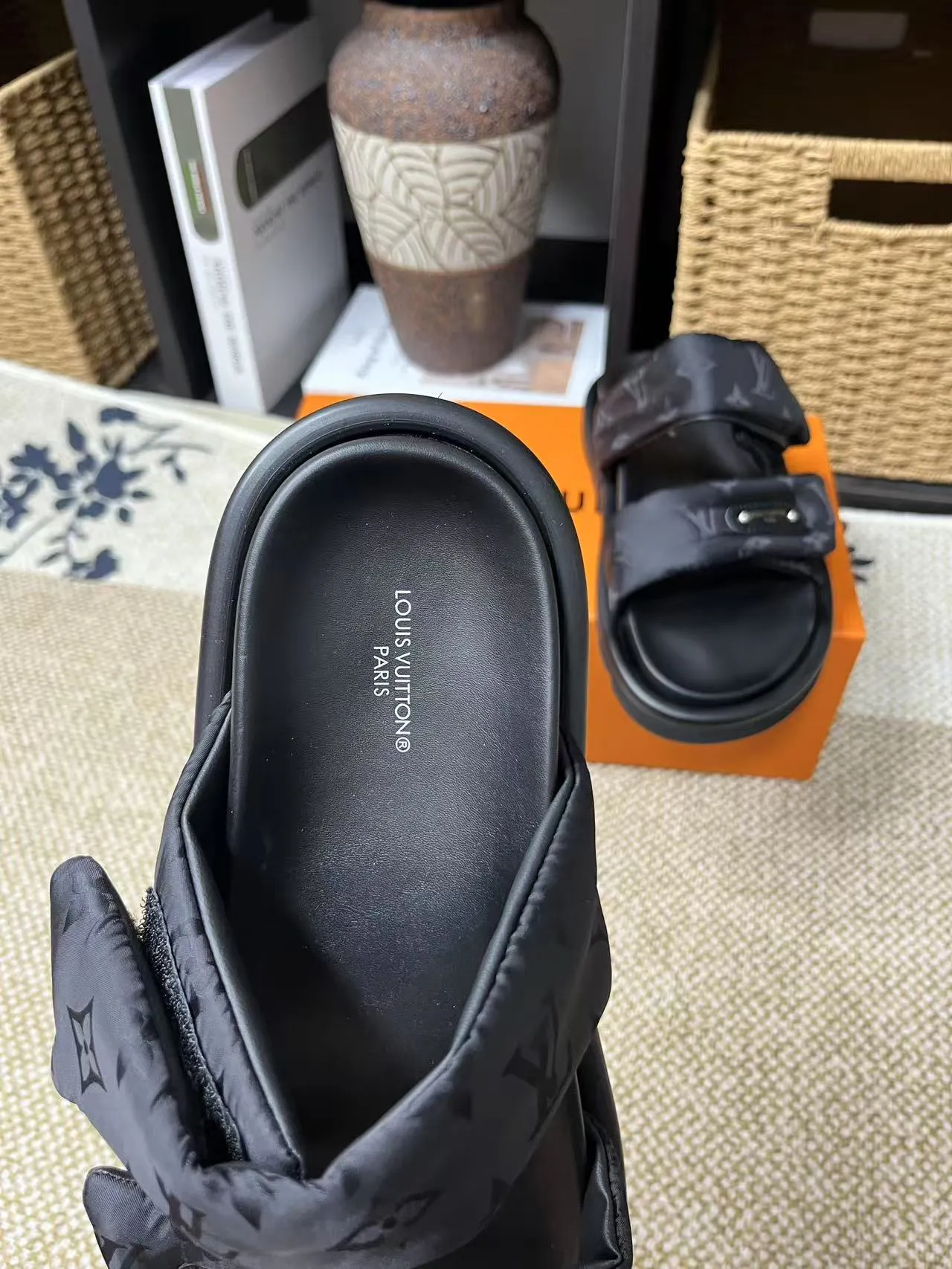 P340 yuan LV Louis Vuitton Full of high-end feel! A popular model among bloggers at home and abroad, it’s retro and fashionable, and looks stunning on your feet! Mainly recommended model on the official website★ ━━━━━ ЅᏇєєt ━━━━━ ▪️Upper: original calfskin ➕5D printing process ▪️Inner: imported mixed sheepskin ▪️Outsole: original molded foam outsole ▪️Size: Female 35-40 Men's 39-44 (women's 41 men's 45)